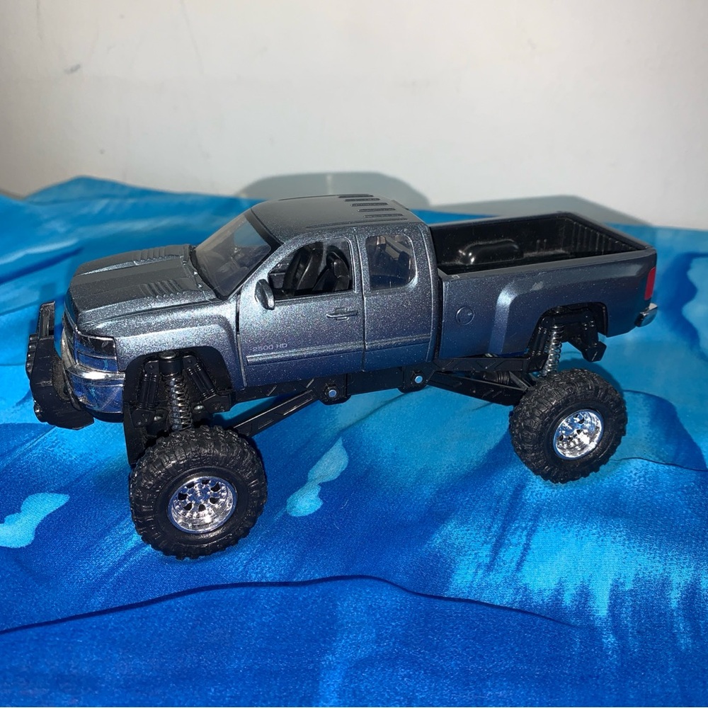 New Ray Silverado 2500 Hd Die Cast Chevrolet with Suspension 1/32° 54526
